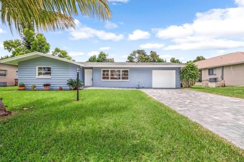 House in Cape Coral, Florida 2 bedrooms, 99.68 sq.m. № 1357673 - photo 1