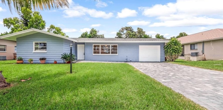 House in Cape Coral, Florida 2 bedrooms, 99.68 sq.m. № 1357673