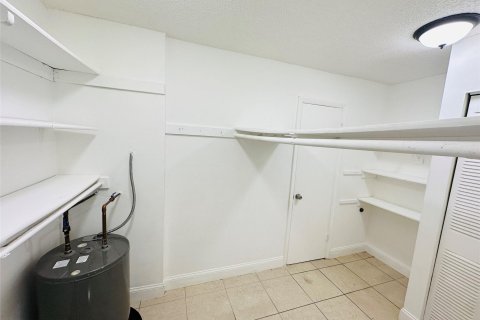 Condo in Lauderhill, Florida, 1 bedroom  № 716537 - photo 10