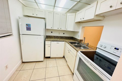 Condo in Lauderhill, Florida, 1 bedroom  № 716537 - photo 14