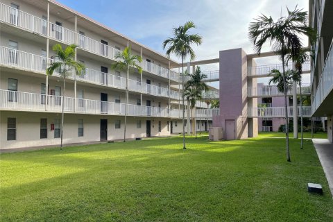 Condo in Lauderhill, Florida, 1 bedroom  № 716537 - photo 6