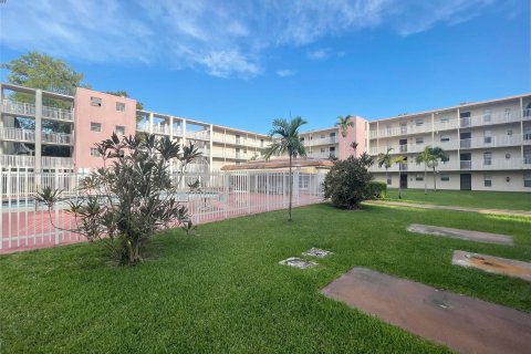 Condo in Lauderhill, Florida, 1 bedroom  № 716537 - photo 2