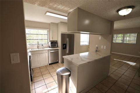 Copropriété à vendre à Tamarac, Floride: 2 chambres, 137.5 m2 № 1093900 - photo 9