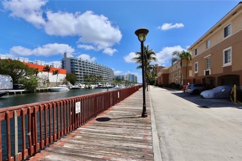 Adosado en venta en Aventura, Florida, 1 dormitorio, 79.8 m2 № 1151831 - foto 1