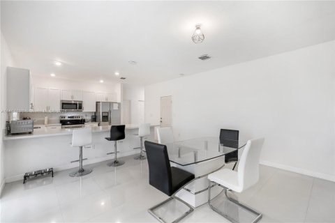 House in Miami, Florida 5 bedrooms, 294.5 sq.m. № 1181244 - photo 6