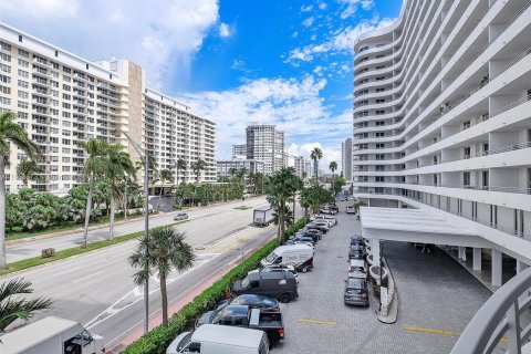 Condo in Miami Beach, Florida, 1 bedroom  № 1348166 - photo 17