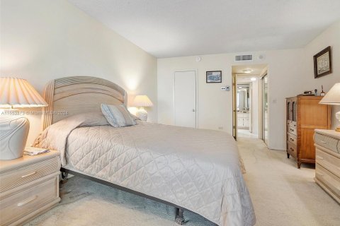 Condo in Miami Beach, Florida, 1 bedroom  № 1348166 - photo 12