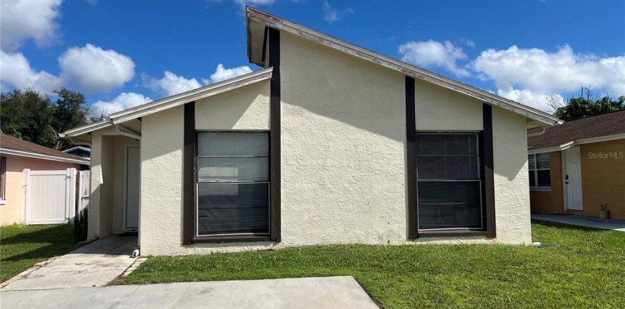 House in Tampa, Florida 3 bedrooms, 107.58 sq.m. № 1352992