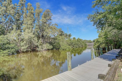 Condo in Stuart, Florida, 5 bedrooms  № 1141215 - photo 1