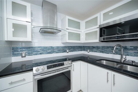 Condo in Aventura, Florida, 1 bedroom  № 1330820 - photo 21