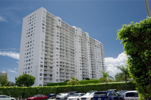 Condo in Aventura, Florida, 1 bedroom  № 1330820 - photo 1