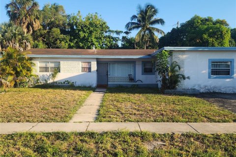 House in Lauderhill, Florida 3 bedrooms, 140.84 sq.m. № 1216593 - photo 1