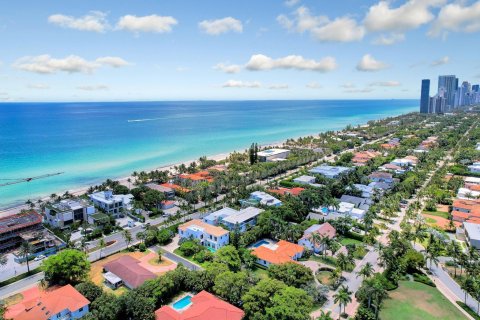 House in Golden Beach, Florida 7 bedrooms, 712.47 sq.m. № 1221351 - photo 3