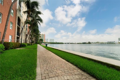 Condo in Sunny Isles Beach, Florida, 2 bedrooms  № 1295092 - photo 3