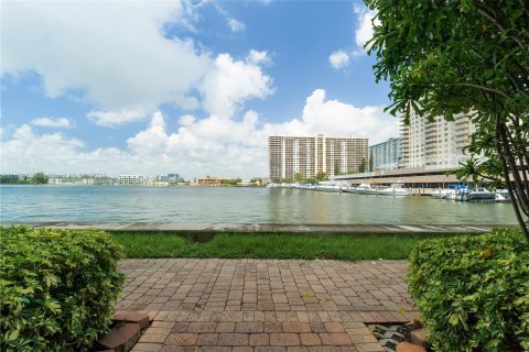 Condo in Sunny Isles Beach, Florida, 2 bedrooms  № 1295092 - photo 2