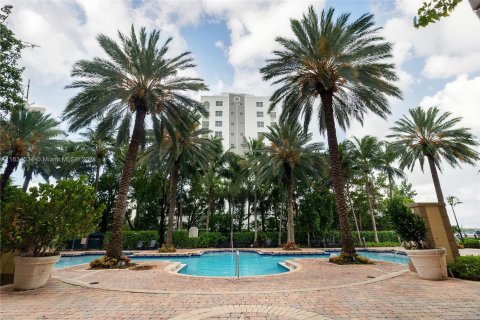 Condo in Sunny Isles Beach, Florida, 2 bedrooms  № 1295092 - photo 24