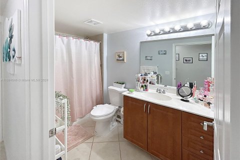 Condo in West Palm Beach, Florida, 2 bedrooms  № 1443502 - photo 12