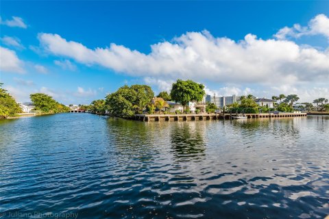 Villa ou maison à vendre à Fort Lauderdale, Floride: 3 chambres, 192.31 m2 № 952487 - photo 14