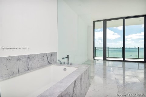 Copropriété à vendre à Miami, Floride: 2 chambres, 106.19 m2 № 1102759 - photo 12