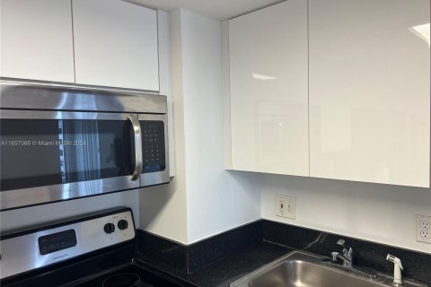 Condo in Miami, Florida, 1 bedroom  № 1357149 - photo 5