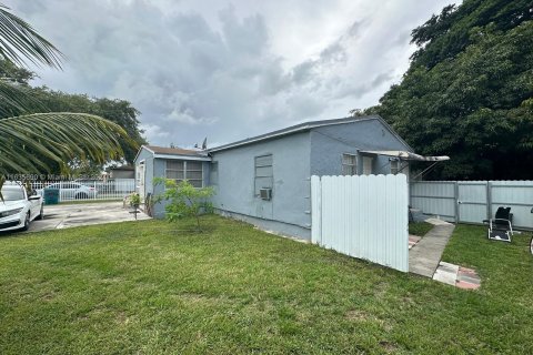 House in Miami, Florida 3 bedrooms, 107.02 sq.m. № 1306181 - photo 2