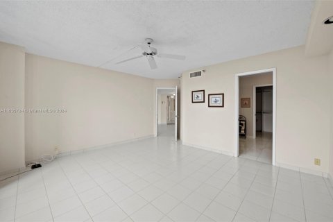 Condo in Aventura, Florida, 2 bedrooms  № 1306182 - photo 18