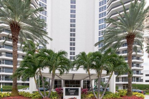 Condo in Aventura, Florida, 2 bedrooms  № 1306182 - photo 1