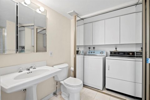 Condo in Aventura, Florida, 2 bedrooms  № 1306182 - photo 22