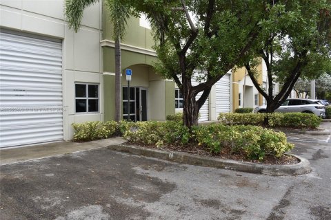 Commercial property in Sweetwater, Florida № 1077678 - photo 3