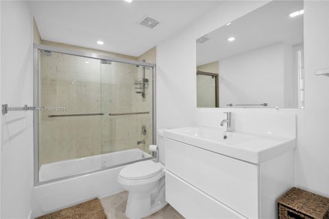 Copropriété à vendre à Miami Beach, Floride: 2 chambres, 120.87 m2 № 1329410 - photo 16