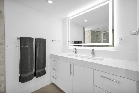 Condo in Miami Beach, Florida, 2 bedrooms  № 1329410 - photo 23