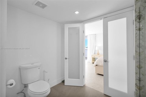 Condo in Miami Beach, Florida, 2 bedrooms  № 1329410 - photo 24