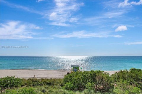 Condo in Miami Beach, Florida, 2 bedrooms  № 1329410 - photo 1