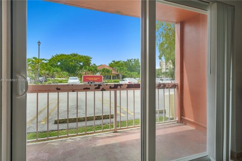 Condo in Miami, Florida, 1 bedroom  № 1329407 - photo 11