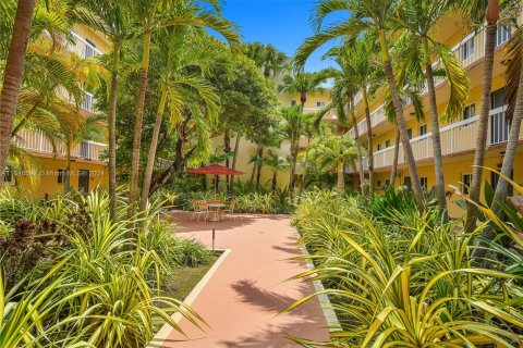 Condo in Miami, Florida, 1 bedroom  № 1329407 - photo 13