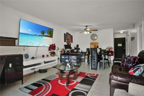 Condo in Miami, Florida, 1 bedroom  № 1329407 - photo 6