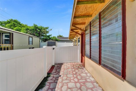 House in Hollywood, Florida 3 bedrooms, 121.79 sq.m. № 1209047 - photo 20
