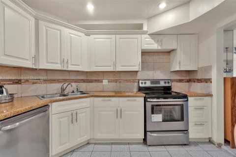 Condo in Lauderhill, Florida, 3 bedrooms  № 1228917 - photo 8