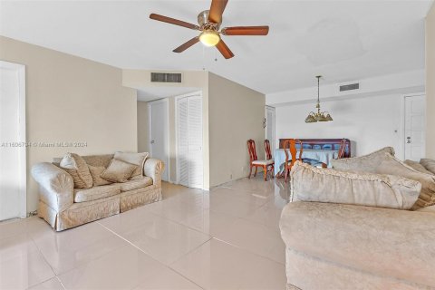 Condo in Lauderhill, Florida, 3 bedrooms  № 1228917 - photo 11