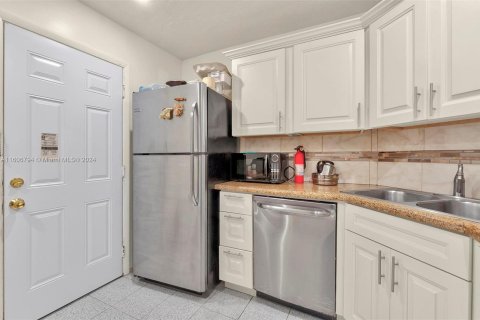 Condo in Lauderhill, Florida, 3 bedrooms  № 1228917 - photo 7