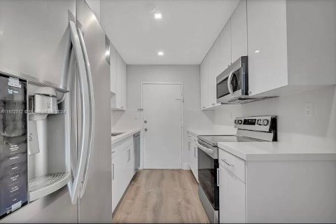 Condo in Miami Beach, Florida, 1 bedroom  № 1395091 - photo 5