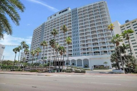 Condo in Miami Beach, Florida, 1 bedroom  № 1395091 - photo 1