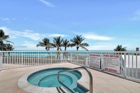 Condo in Miami Beach, Florida, 1 bedroom  № 1395091 - photo 24