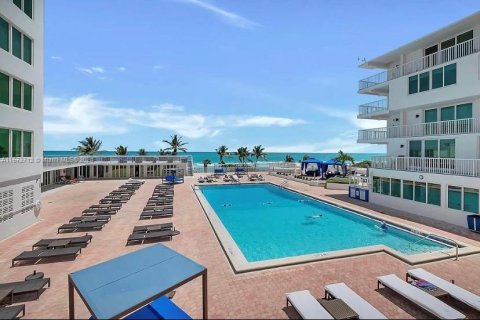 Condo in Miami Beach, Florida, 1 bedroom  № 1395091 - photo 25