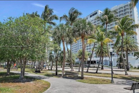 Condo in Miami Beach, Florida, 1 bedroom  № 1395091 - photo 29