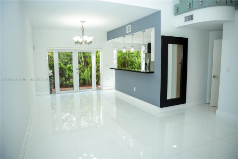 House in Miami, Florida 4 bedrooms, 168.62 sq.m. № 1395136 - photo 9