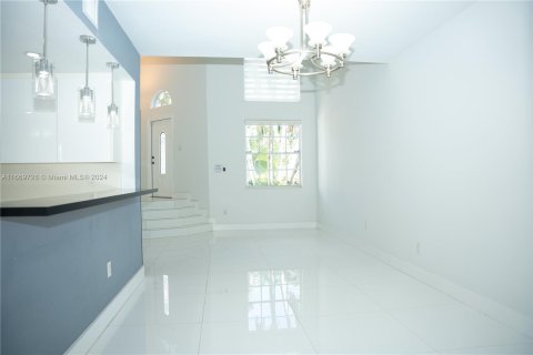 House in Miami, Florida 4 bedrooms, 168.62 sq.m. № 1395136 - photo 10