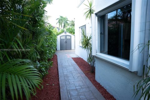 House in Miami, Florida 4 bedrooms, 168.62 sq.m. № 1395136 - photo 23