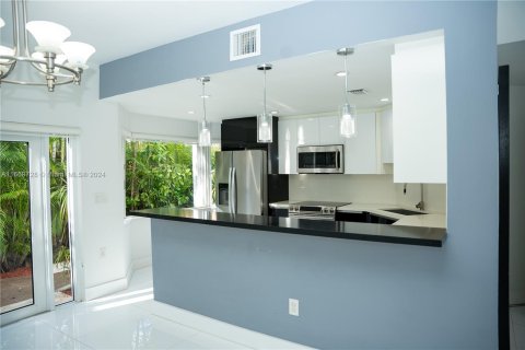 House in Miami, Florida 4 bedrooms, 168.62 sq.m. № 1395136 - photo 6