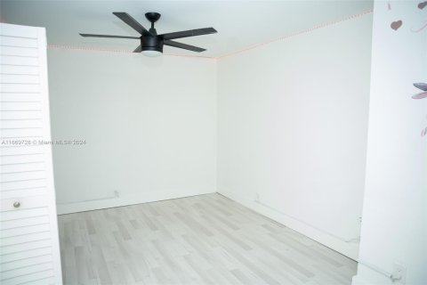 House in Miami, Florida 4 bedrooms, 168.62 sq.m. № 1395136 - photo 25